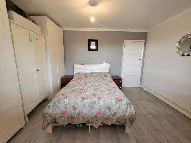 Double room offered in Hersham  Main Photo