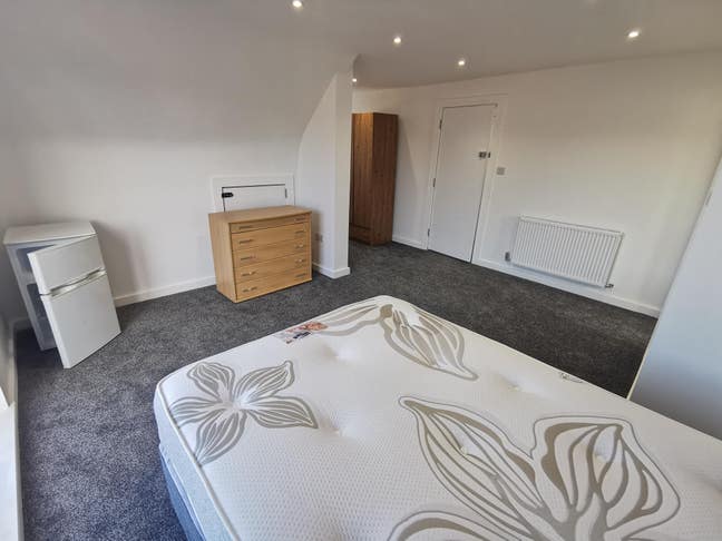 Huge Top Floor En-suite Room at BH8 Main Photo