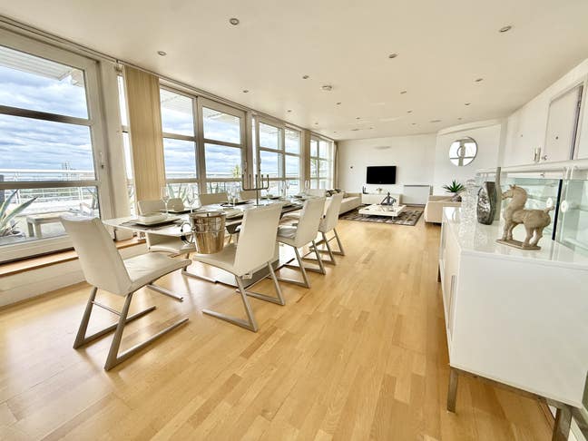 Penthouse Ensuite Room with Riverside Views Main Photo