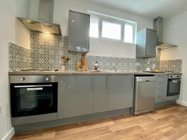 5x Double Bedrooms - Gascoyne Street Main Photo
