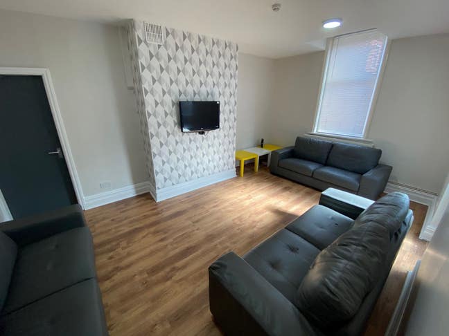 8X Double bedrooms - Dallas Street Main Photo