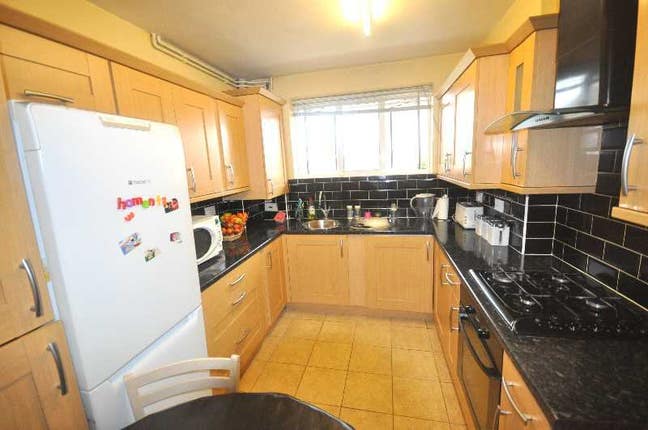 Spacious 3 Bedroom Flat Next to Regents Park!! Main Photo