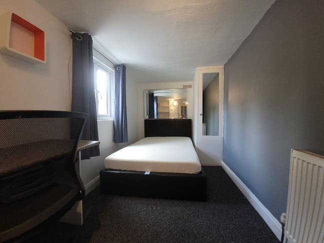 Town Centre Location - 2 Rooms Available  Main Photo