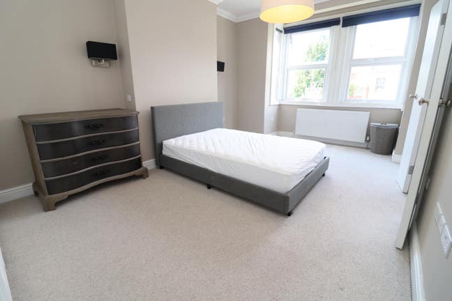 15 Mins to Bond Street- 4 Amazing Rooms Available Main Photo