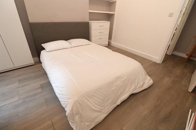 15 Mins to Bond Street- 4 Amazing Rooms Available Main Photo