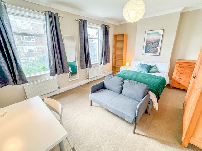 🌟Exceptional Large Room by East Croydon Station🚂 Main Photo