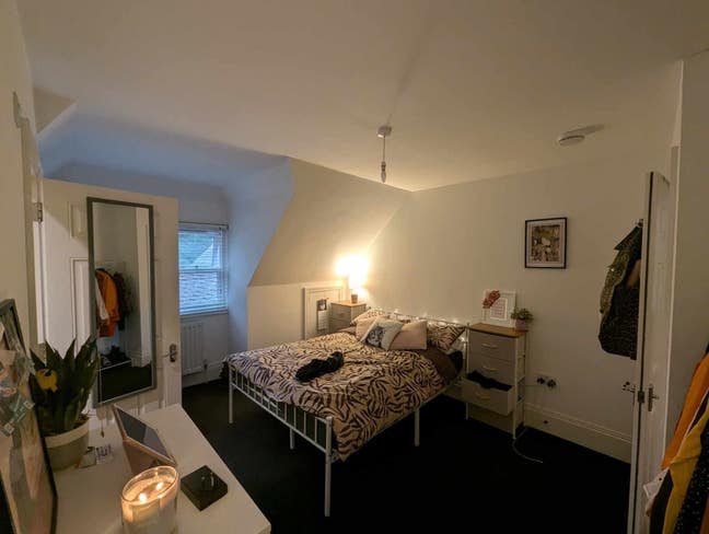 Double en-suite room, off road parking Main Photo