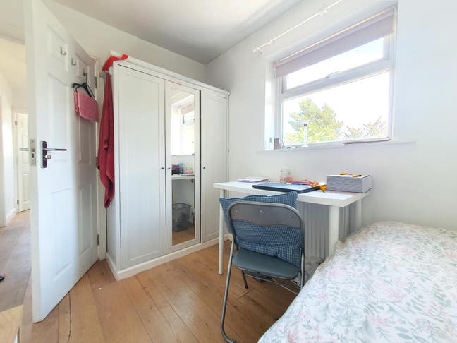 Single Bedroom in All-Female Student House Share Main Photo