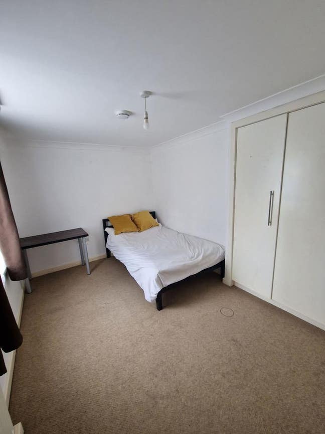 Stunning Room for Over 35 on Benefits Main Photo