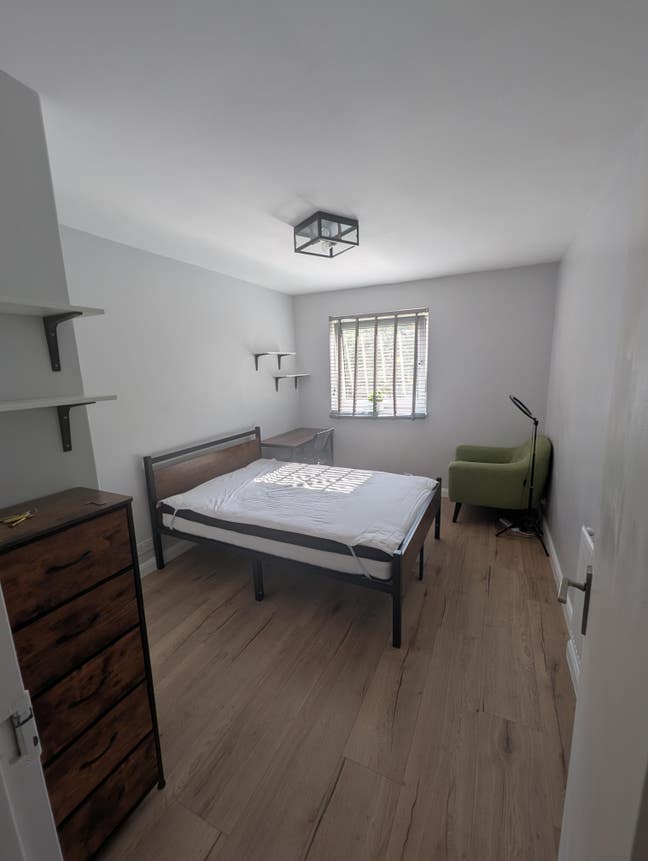 Spacious double bed room Main Photo