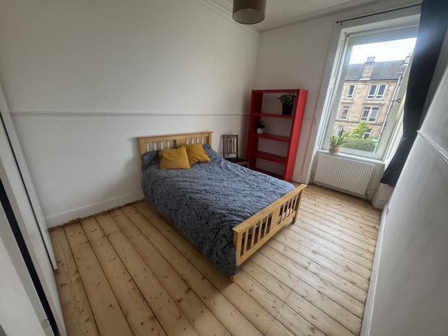 Big Room- great location, flat mostly to yourself Main Photo