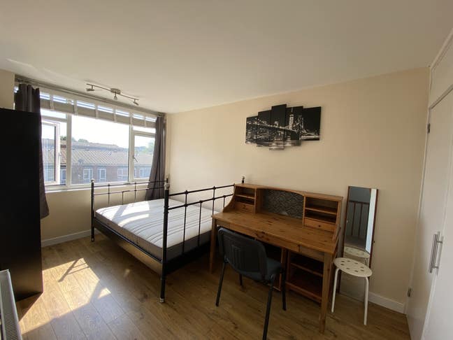 Top floor double room is available now Main Photo