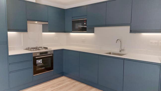 3 Bed Apartment W/Balcony + Garden -Purley CR8 Main Photo
