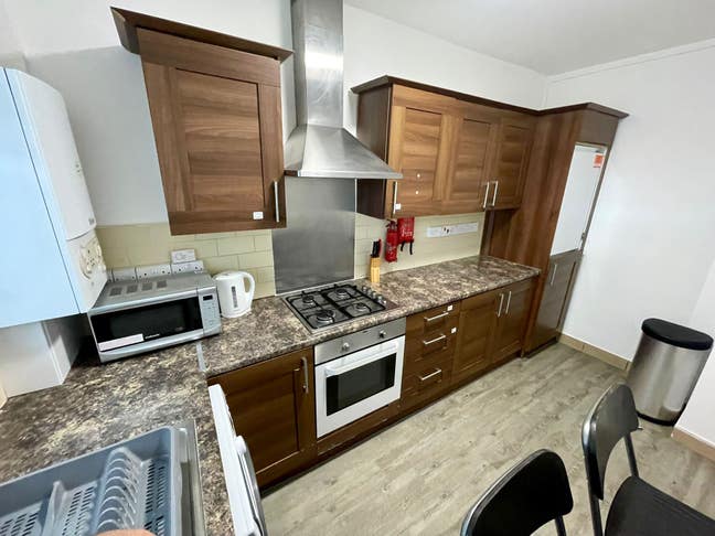 *Rent Inc All Bills 4 Rooms 2 Baths Lounge in NW1* Main Photo