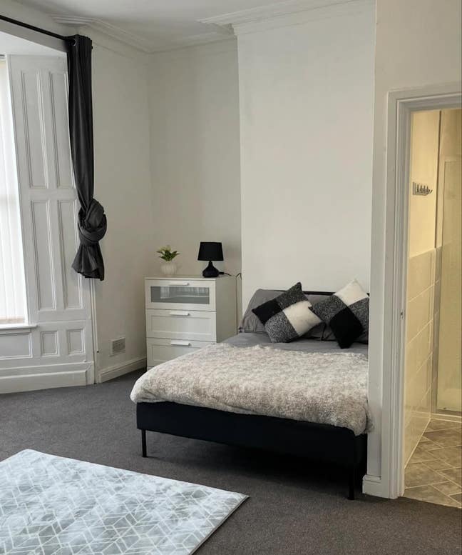 Lovely double en-suite room available Main Photo