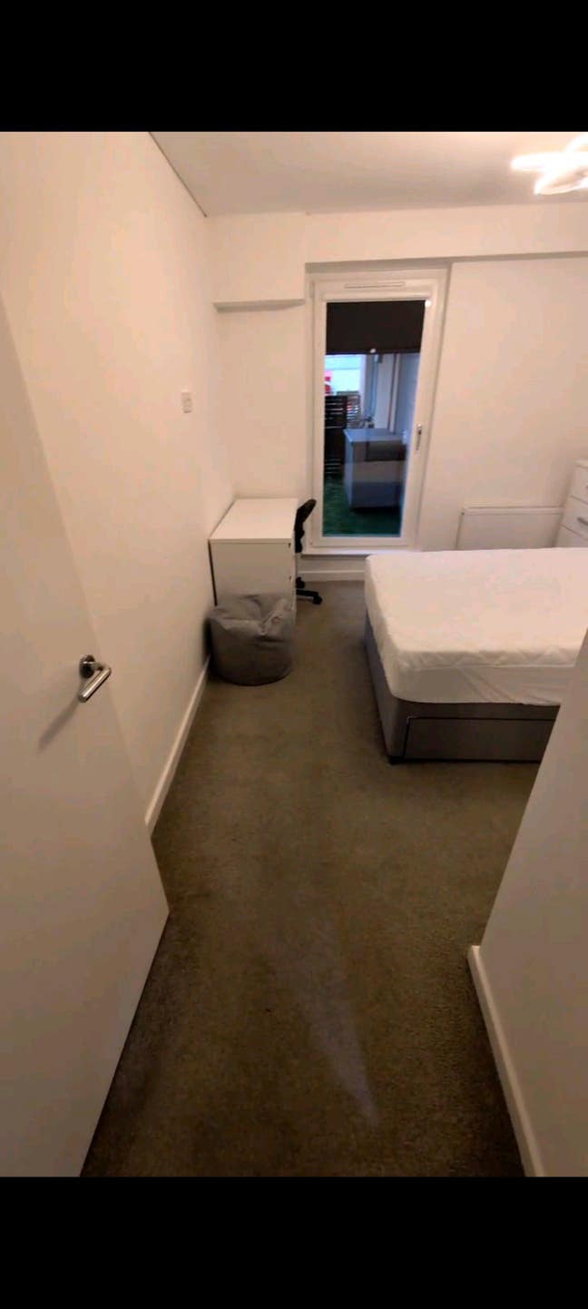 1 room available in 2 bedroom flat Main Photo