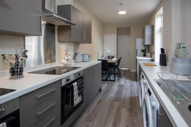 Beautiful, Stylish/Ensuite, Desk & TV/Town Centre  Main Photo