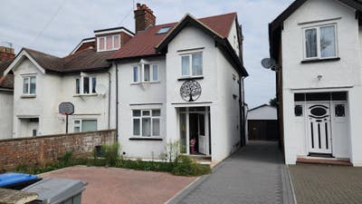Double bed in a house Main Photo