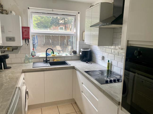 Ensuite and double room available Main Photo