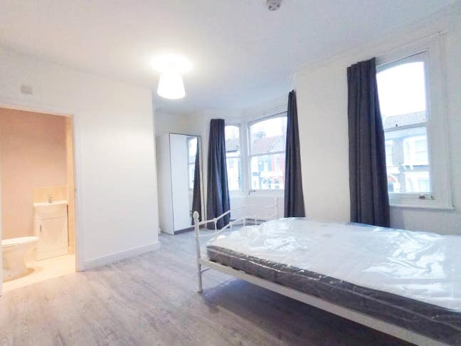 Double room in tidy house, 3mins wood green Stn Main Photo