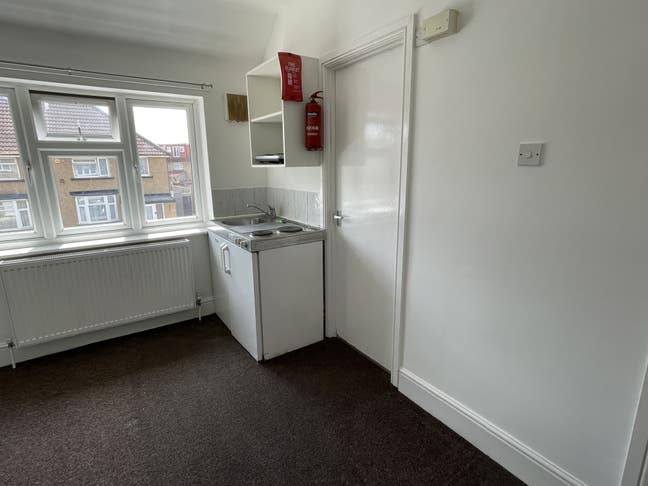 Self-contained Studio Flat, Feltham Main Photo