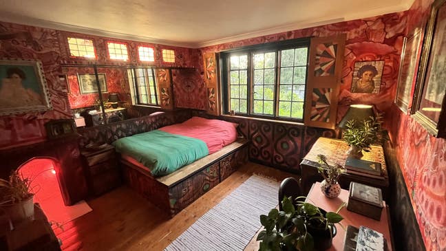 A quiet, cozy room in an artist's house. Main Photo