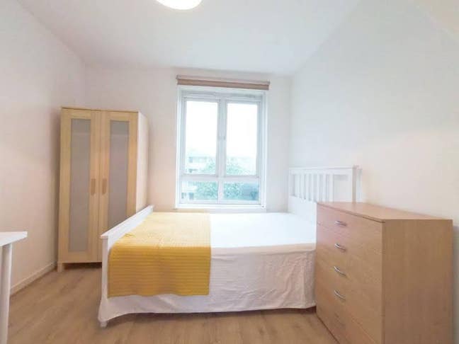 Double room in tidy house, 3mins wood green Stn Main Photo