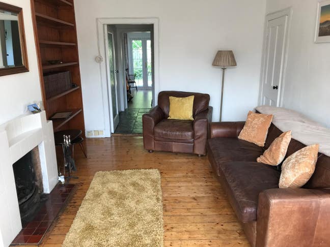 Small double room in available in city centre Main Photo