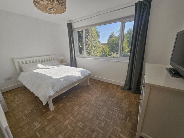 Spacious Double Room with live in Landlord Main Photo