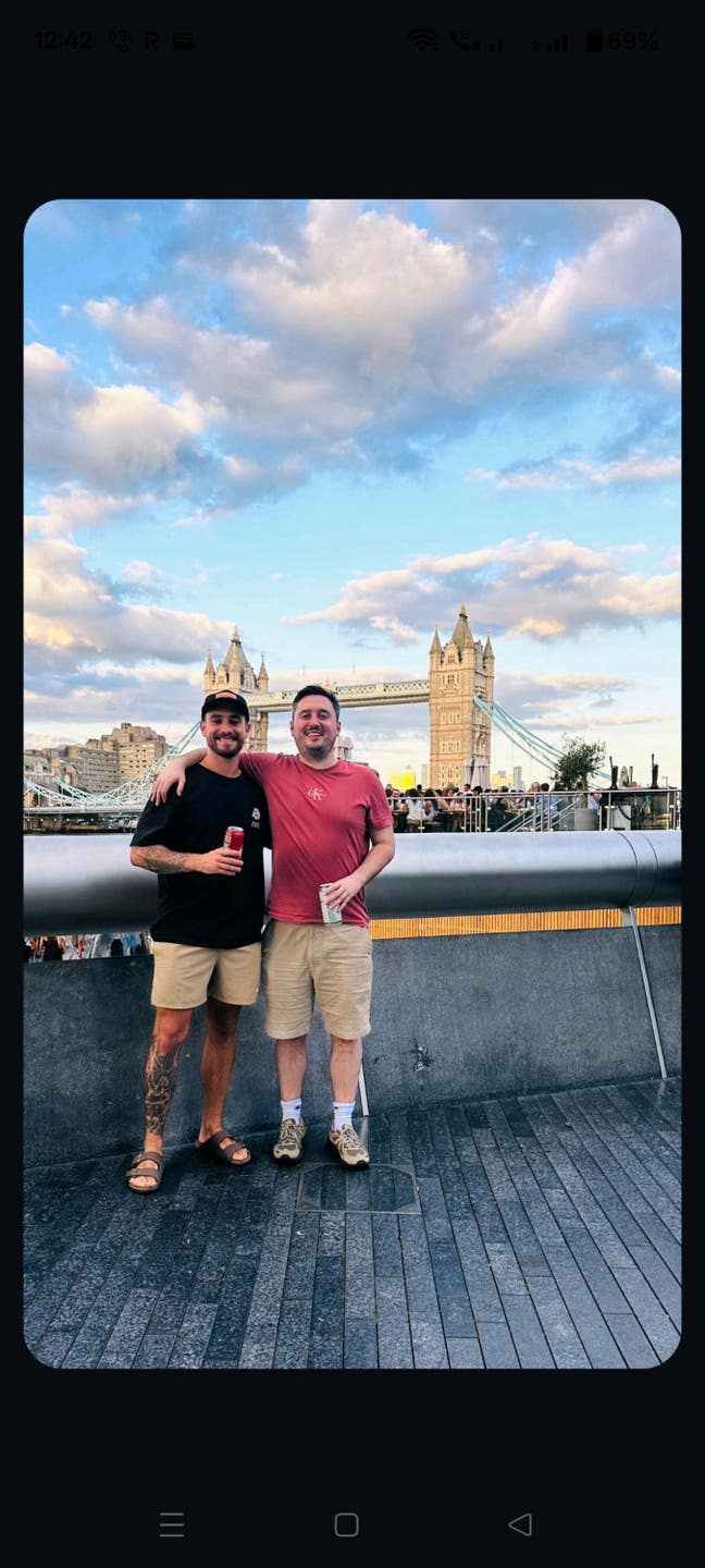 Two friends looking for 2 rooms  Main Photo