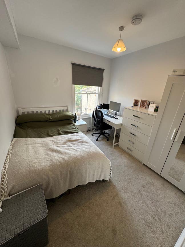 Double Room in Spacious Fulham House Main Photo