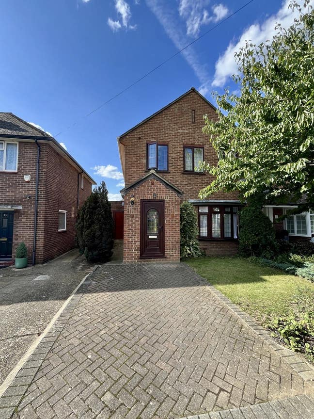 Single & Double Room Available in a Shared House Main Photo