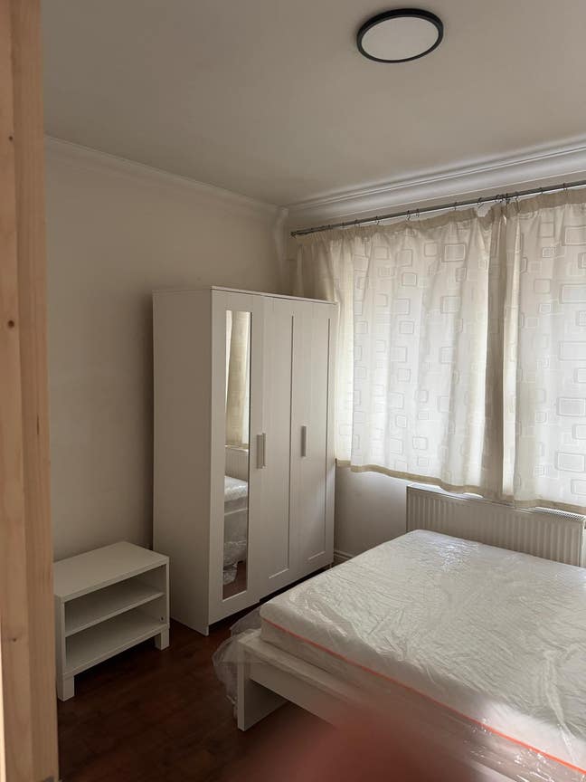 Cheapest Double bed Studio flat in Dagenham RM8 Main Photo