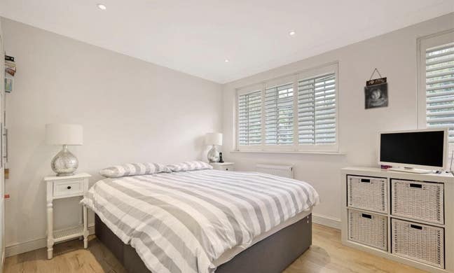 Big double in bright & spacious home with pets Main Photo