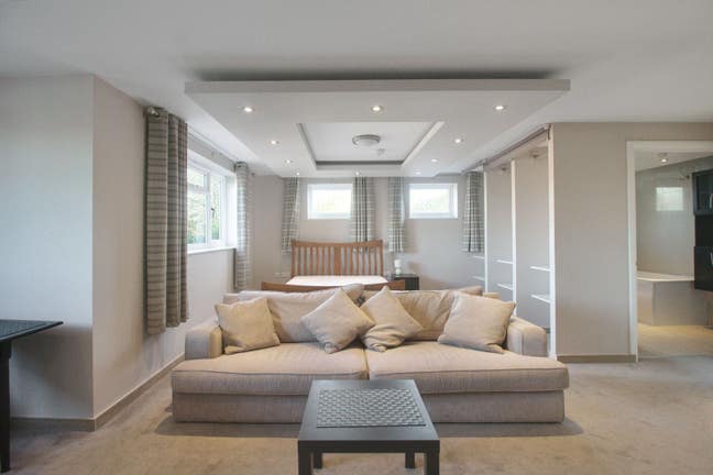 Large En-Suite Room Available in West London   Main Photo