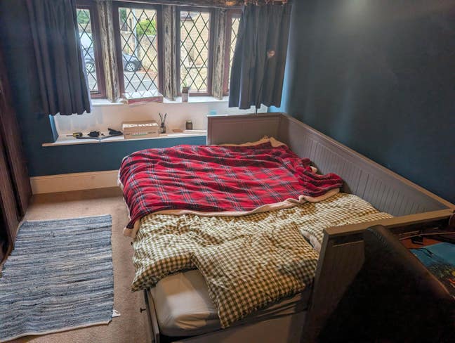 Bedroom to rent in rastrick Main Photo