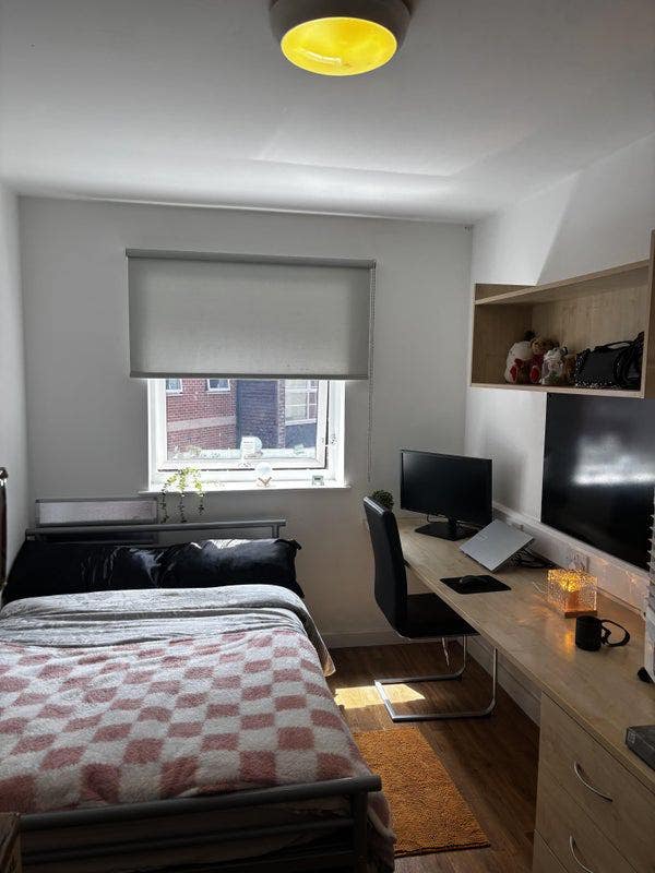 £139 per week - Canalside (En-Suite room) Main Photo