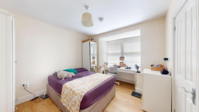 Large Double Bedroom - Town Centre! Main Photo