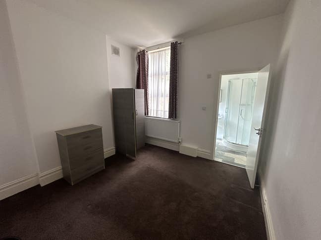 Cozy double single use ensuite in Kensal Rise Main Photo