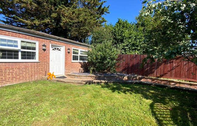 Charming 2-Bedroom Bungalow with Garden Main Photo