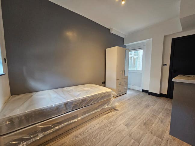 DSS-Studio Flat Available in Surbiton Kingston KT6 Main Photo