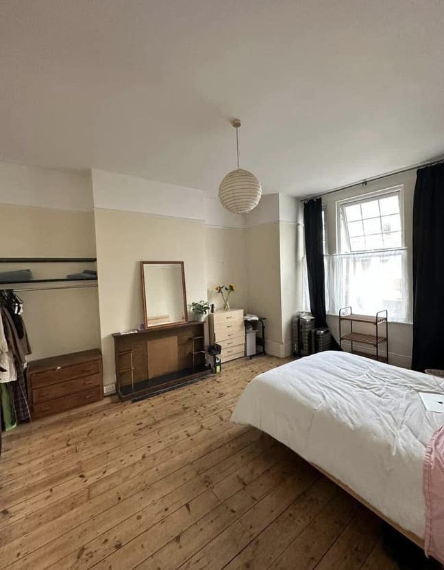 Looking for 2 flatmates to join Putney house Main Photo