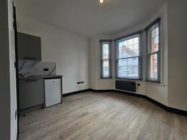 DSS-Studio Flat Available in Surbiton Kingston KT6 Main Photo