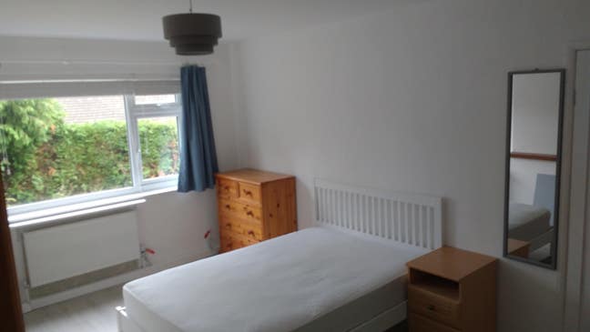 Large double bedroom for full-time student only Main Photo