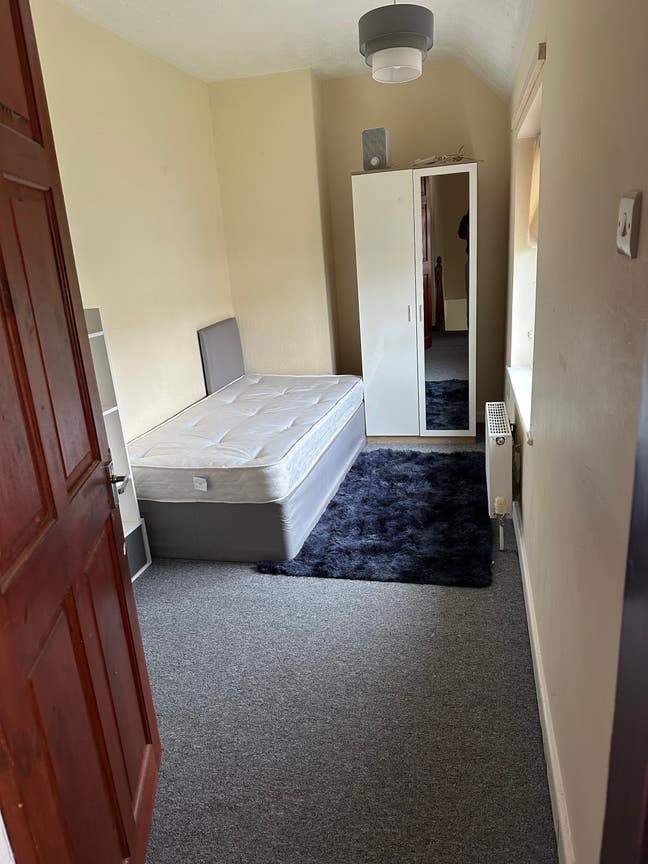 A calm, tidy room Main Photo