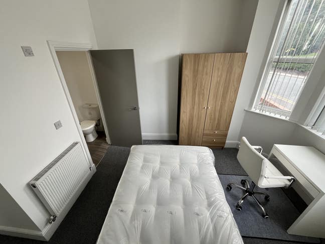 Ensuite room close to Warrington Hospital Main Photo