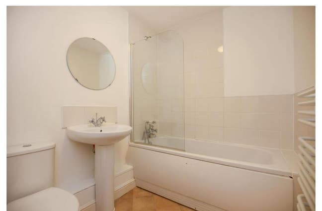 A room in 2bed flat, 400pm bills not included  Main Photo