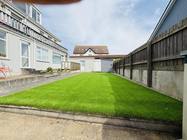 Large 2 Bed with parking Main Photo