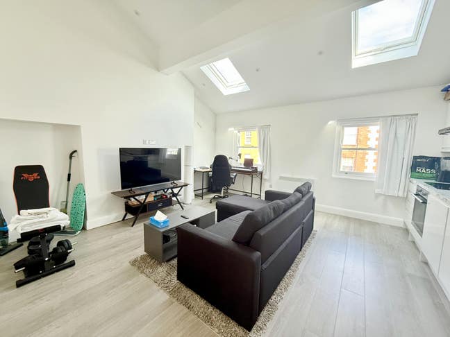 ✨ Stunning Top Floor 1-Bedroom Flat – Russell Sq ✨ Main Photo
