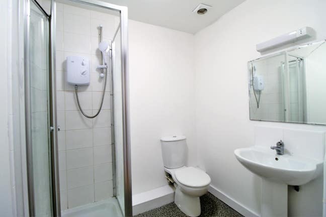 Spacious en-suite double room Available  - Couple Main Photo